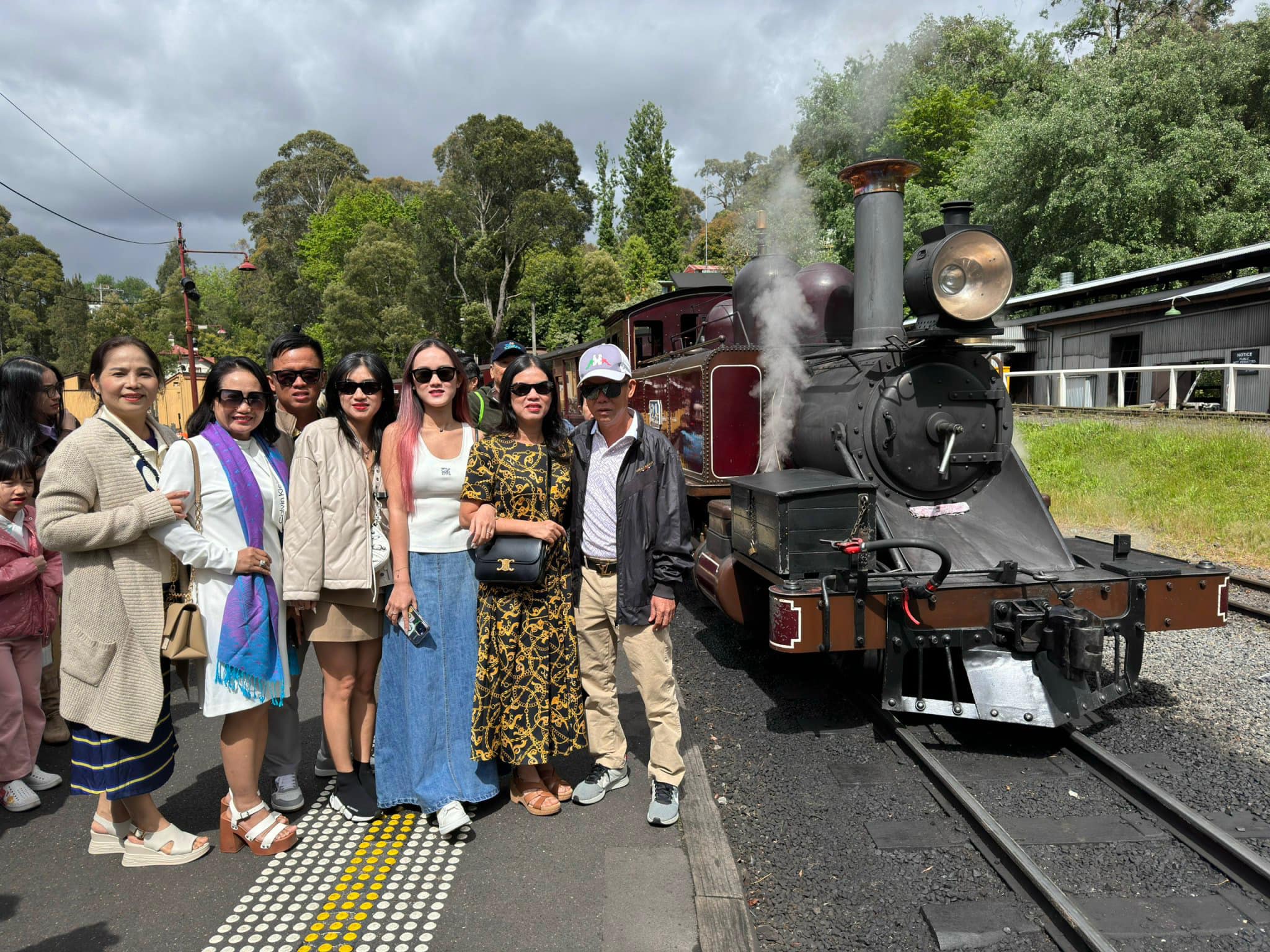 Khách hàng Du Lịch Việt Mỹ cùng tham gia đi Xe Lửa Hơi Nước Puffing Billy